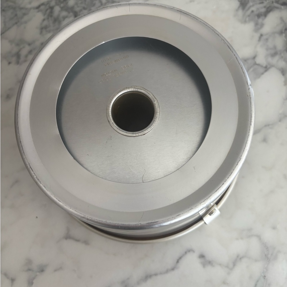 Silver Non-Stick Cake Pan 7” - Picture 3 of 5